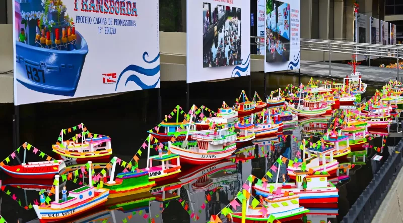 Exposição “Canoas de Promesseiros” enche de cor o espelho d’água do TCE-PA