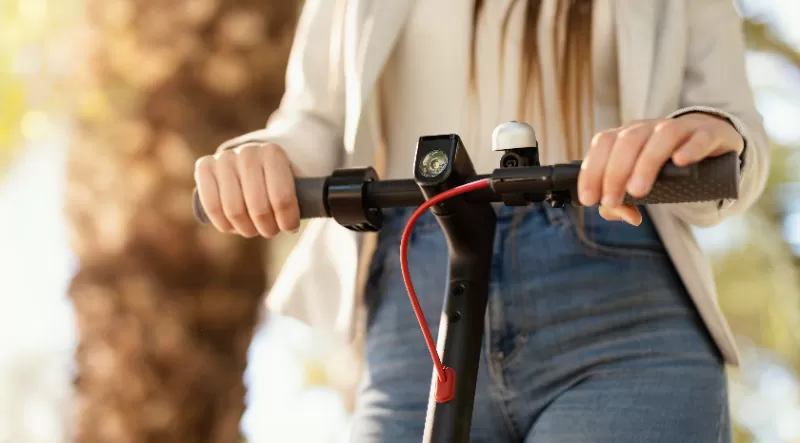 Ciclomotores e bikes elétricas com acelerador agora exigem CNH e placa; confira as novas regras