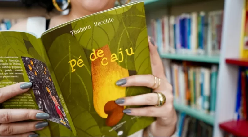 Escritora Thabata Vecchio apresenta livro inspirado em memórias de Belém