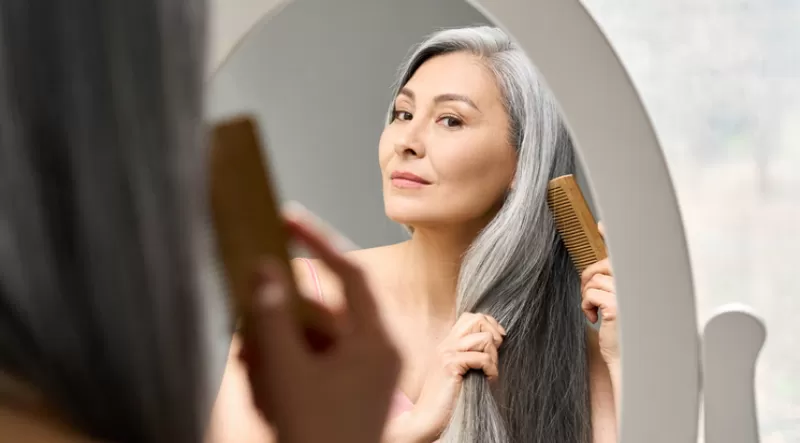 Cabelo durante a menopausa: como recuperar volume, densidade e força