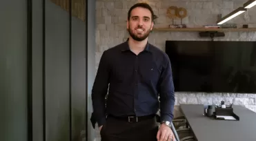 Dólar abaixo de R$ 5 abre janela para brasileiros investirem no exterior