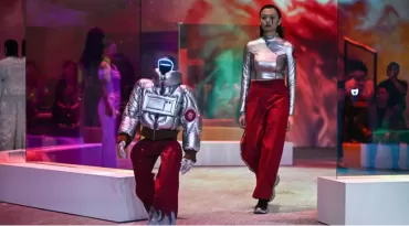 Moda e tecnologia: robôs dividem passarela com modelos em desfile na Coreia do Sul