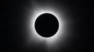 Eclipse solar total: saiba como e onde assistir ao fenômeno astronômico que acontece em agosto